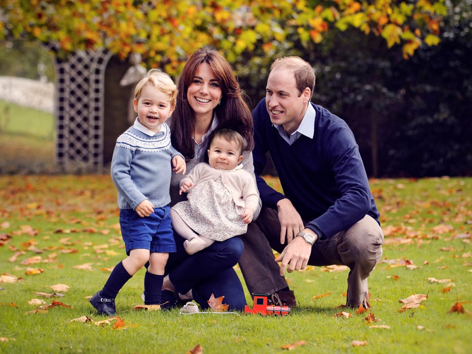 William und KAte mit ihren beiden Kindern George und Charlotte im Park des Kensington Palastes.