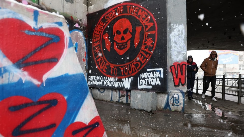 Logo der berüchtigten russischen Söldnergruppe Wagner an einer Unterführung in Belgrad