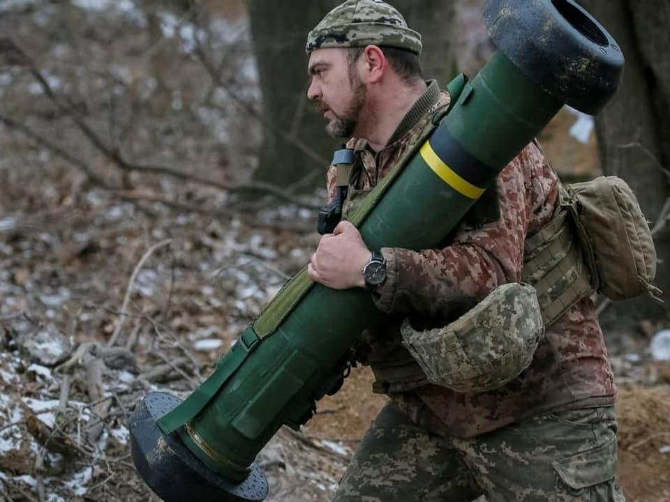 Ein ukrainischer Soldat hält ein Javelin-Raketensystem in einer Stellung an der Frontlinie (13.3.2022).