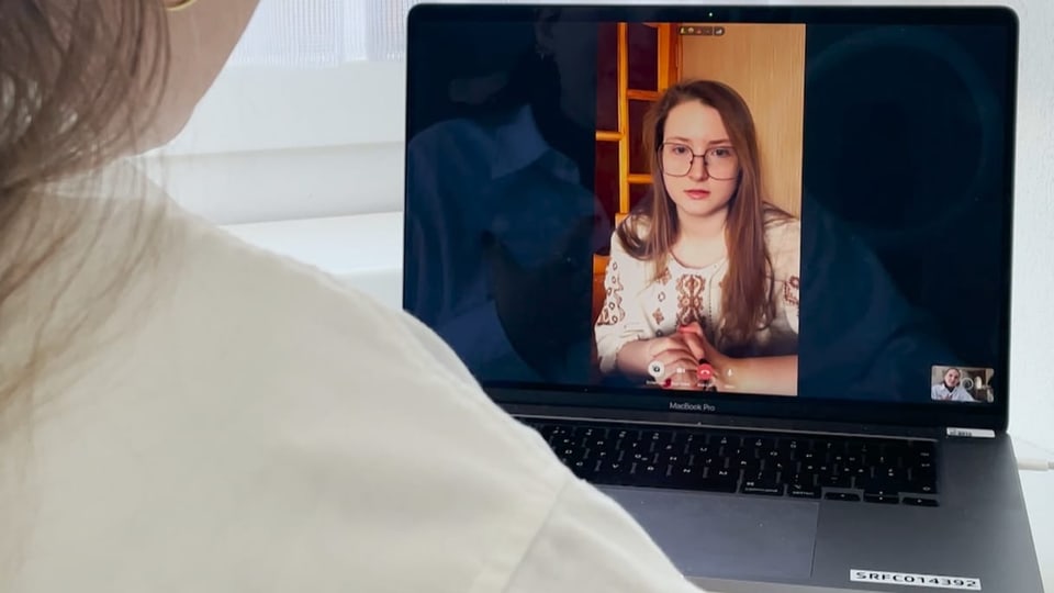 Natalia in der Ukraine in einem virtuellen Call.