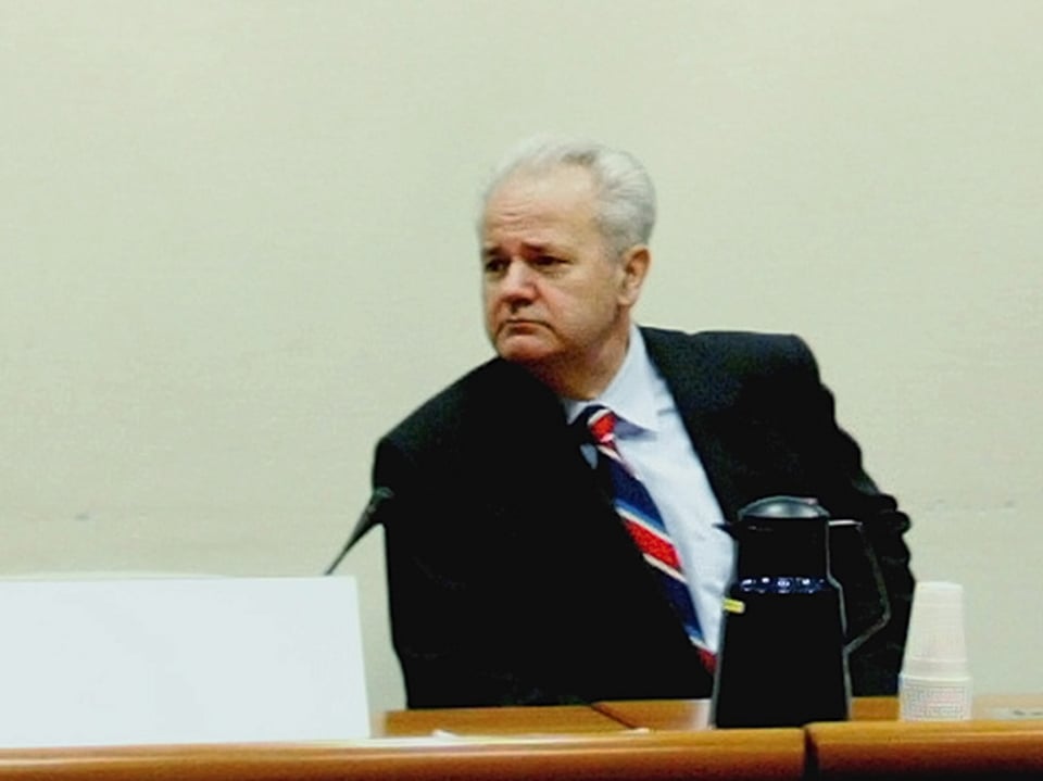 Slobodan Milosevic sitzt im Saal des UNO-Sondertribunals in Den Haag.