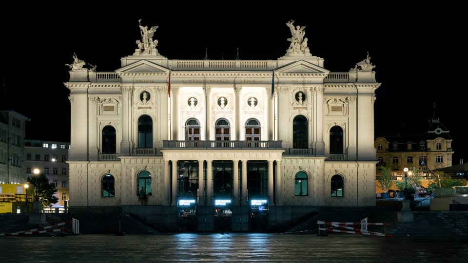 Das Opernhaus Zürich bei Nacht.