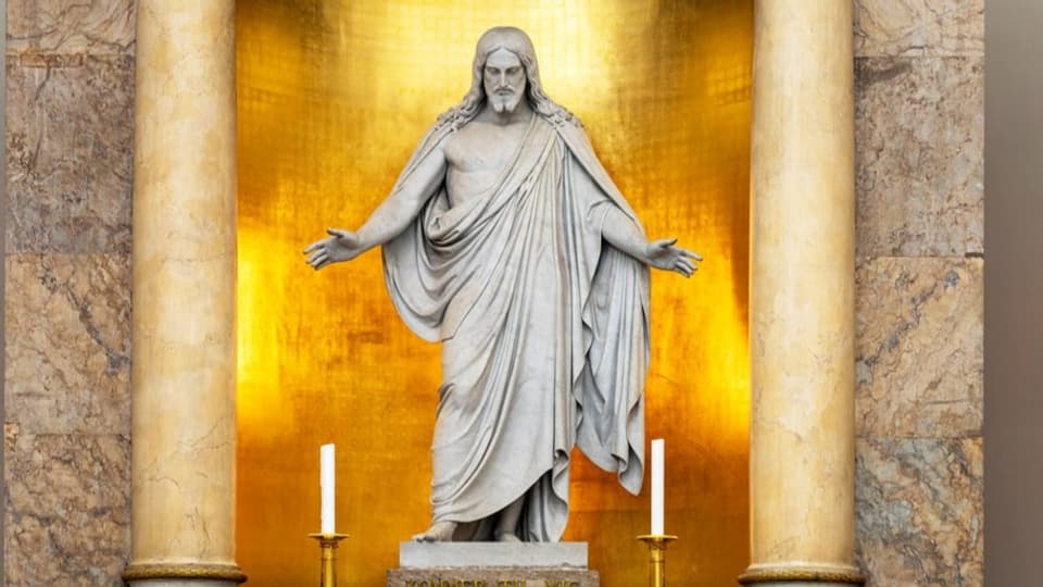 Statue von Jesus vor Säulen.