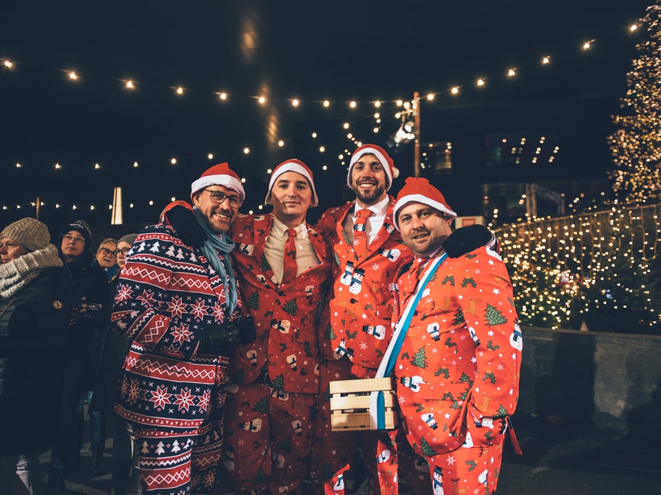 Vier Männer in Weihnachtsanzügen