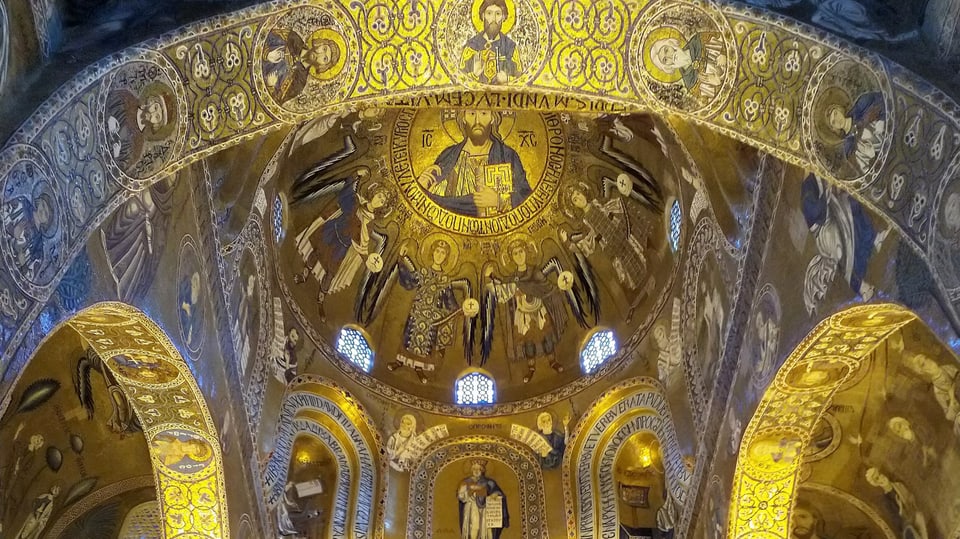 Golden-glänzende Deckenmalereien in einer Katholischen Kathedrale. 
