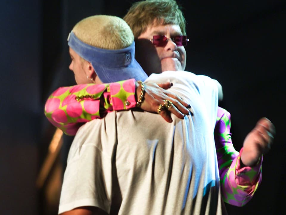 Rapper Eminem äusserte sich immer wieder schwulenfeindlich. Bei den «Grammys» 2001 trat er dann mit Elton John auf. 