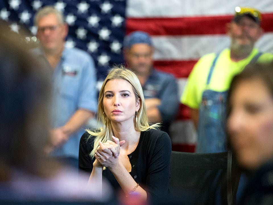 Ivanka Trump sitzend und mit verschränkten Händen in einem Kreis von Arbeitern der «Middletown Tube Works» am 6. Oktober 2016.