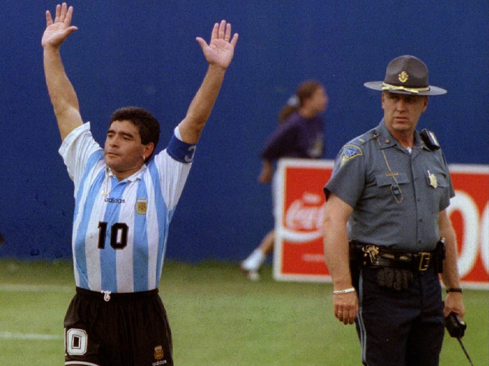 Diego Maradona streckt die Arme in den Himmel