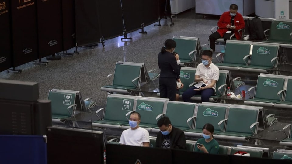 Abgesperrter Bereich für mögliche Angehörige am Flughafen Guangzhou Bayiun