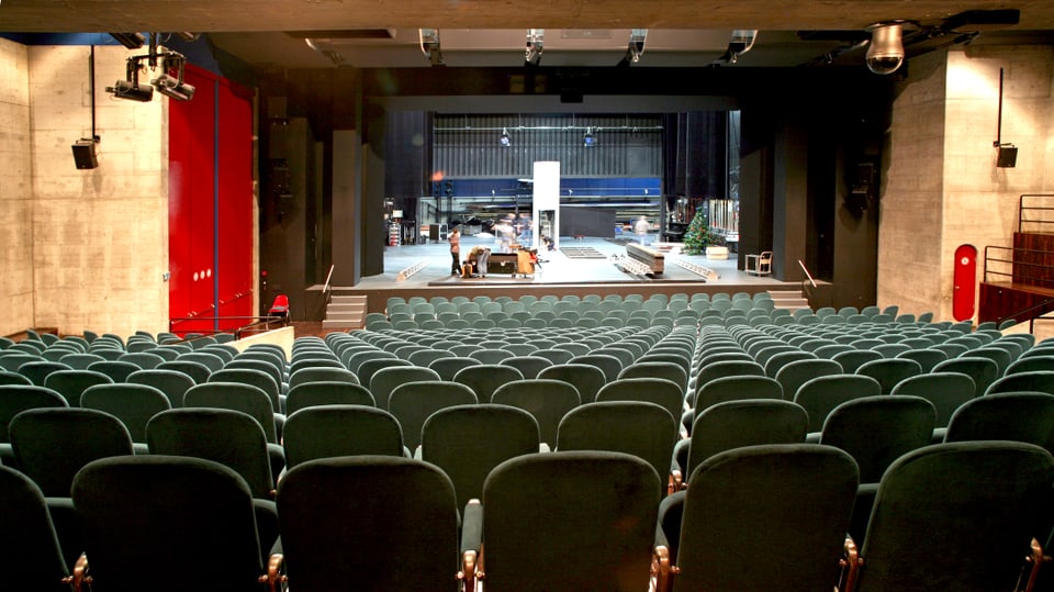 Zuschauerraum und Bühne eines Theaters.