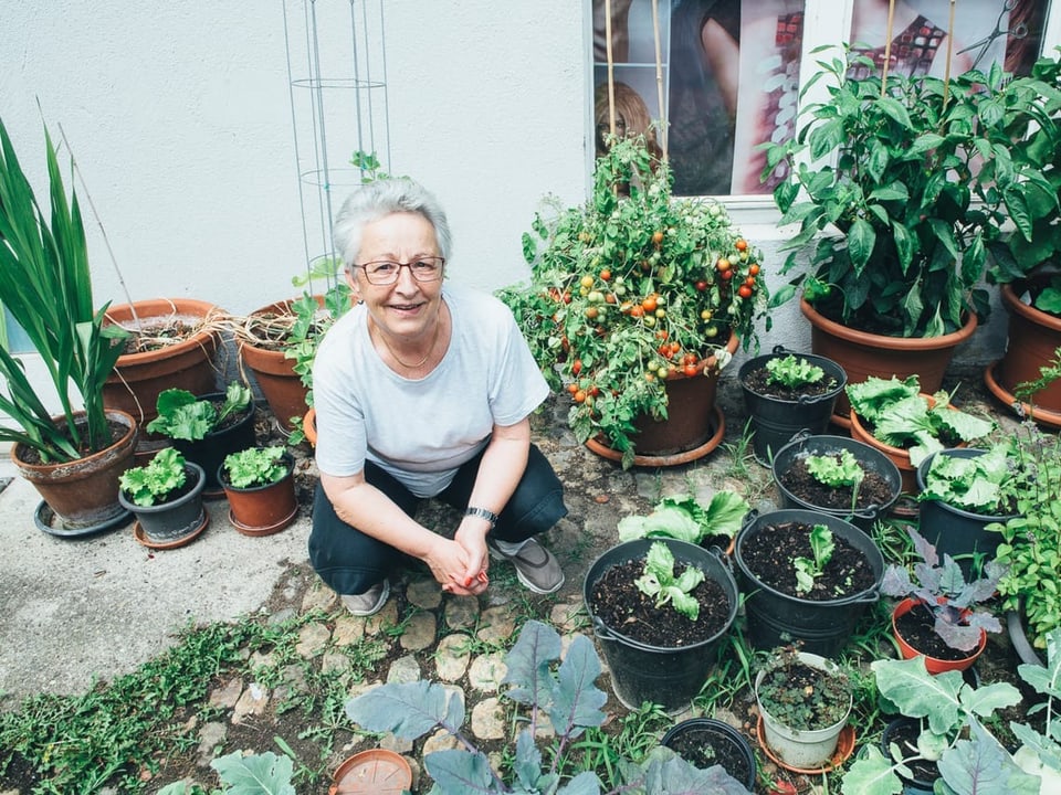 «Kartoffeln, Auberginen, Randen – Wir haben alles im Garten.» Frau im Garten