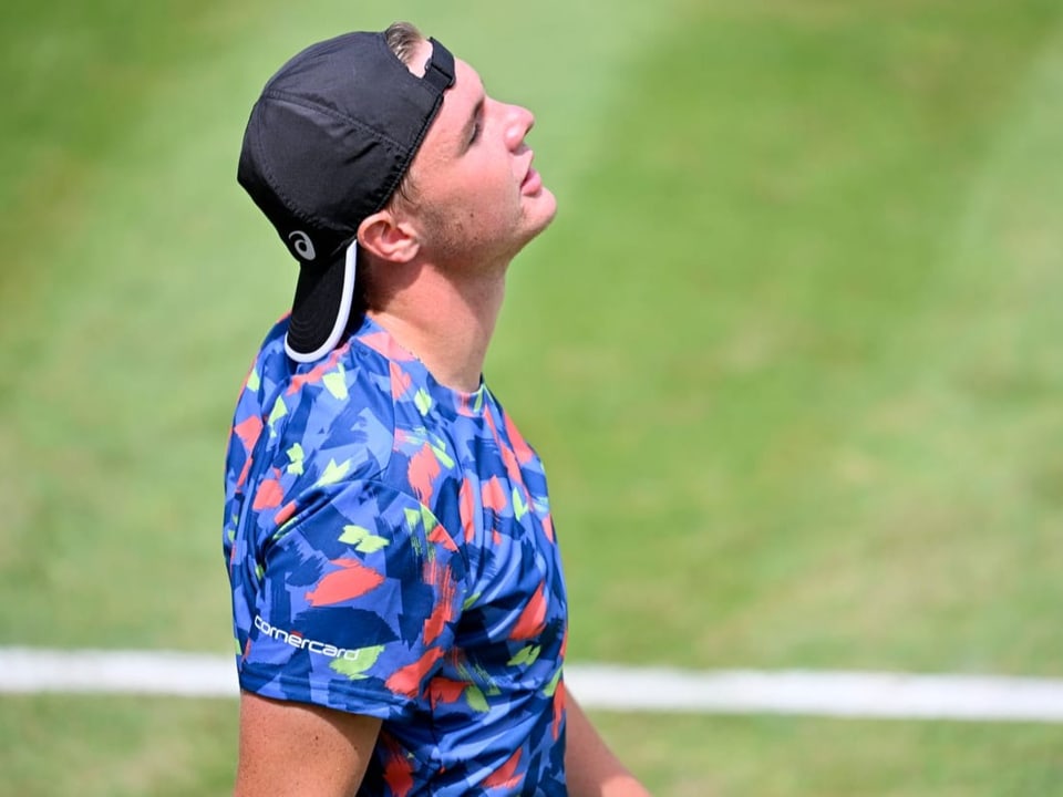 Der Schweizer Tennisspieler Dominic Stricker macht am ATP-Turnier in Stuttgart ein enttäuschtes Gesicht.