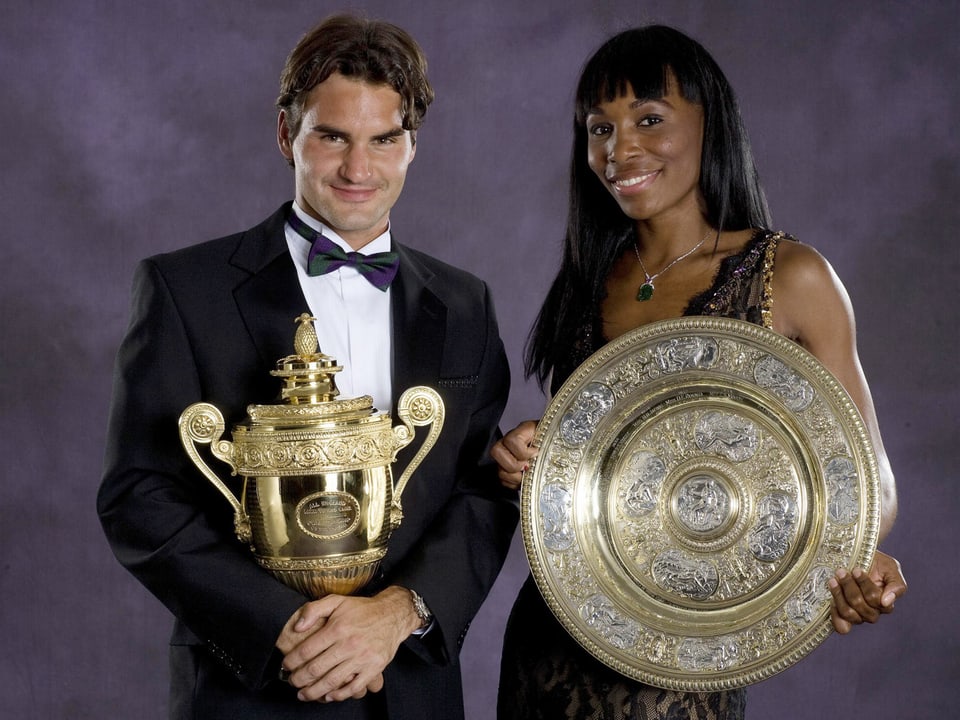 Federer und Venus Williams 2007 mit den Wimbledon-Trophäen.