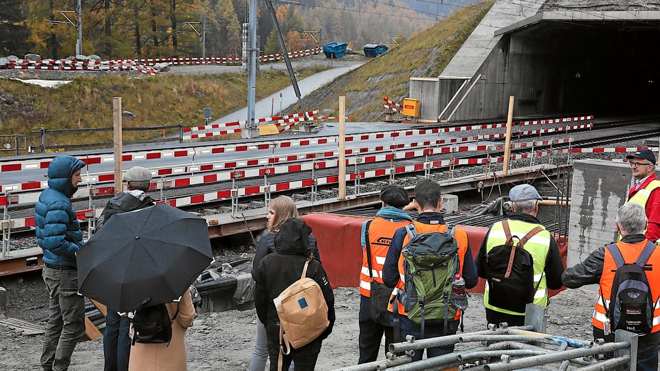 Simon Rohner, Leiter Autoverlad Vereina, informiert in Sagliains über die Vorteile der verlängerten Laderampe für den Verlad von Lastwagen am Südportal des Vereina-Bahntunnels. 