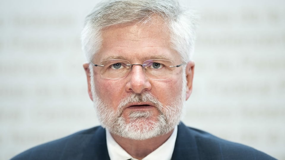 Rudolf Hauri (weisse Haare, weisser Bart, im Anzug, mit Brille), Präsident Vereinigung der Kantonsärztinnen und Kantonsärzte äusserte sich an einem Point de Presse zur Covid-19 Situation (Aufnahme 3. November 2020)