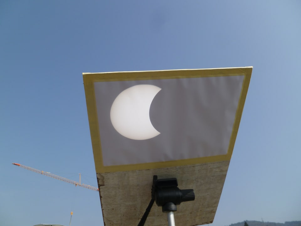 Hier wurde die Sonnenfinsternis von einem Teleskop auf ein Stück Papier projektiert.