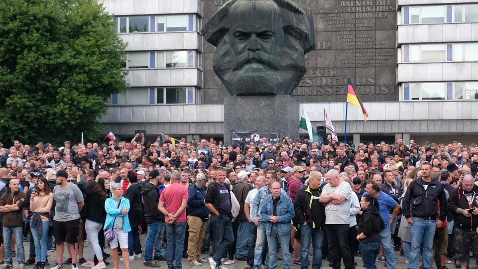 Demonstranten vor dem Marx-Denkmal