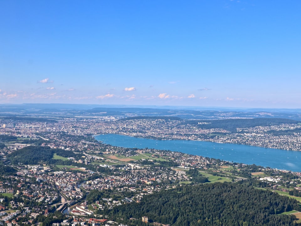Wolkenloser Himmel über dem Zürichseebecken.