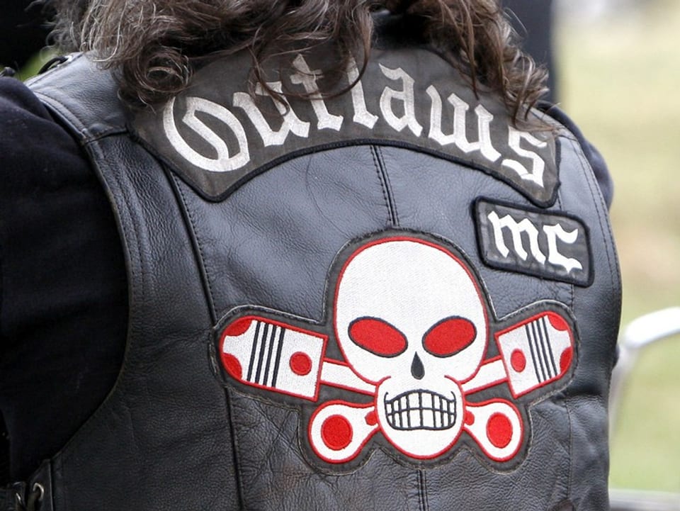 Rückseite einer Jacke der Outlaws mit dem Schriftzug samt Emblem.