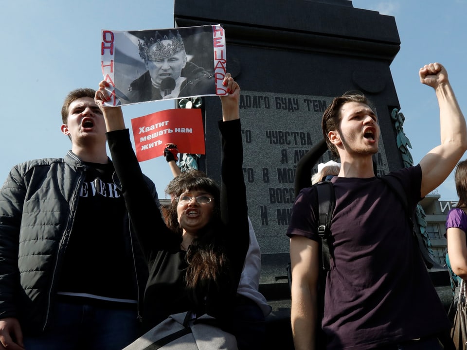 Junge Menschen demonstrieren in Moskau gegen Putin. 