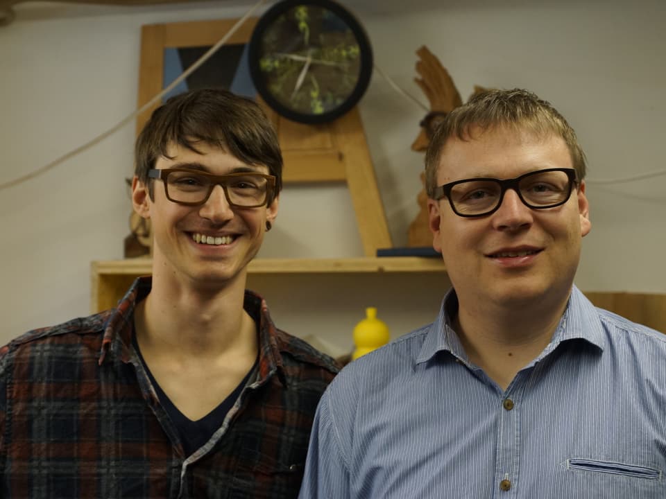 Zwei Männer mit Brillen.