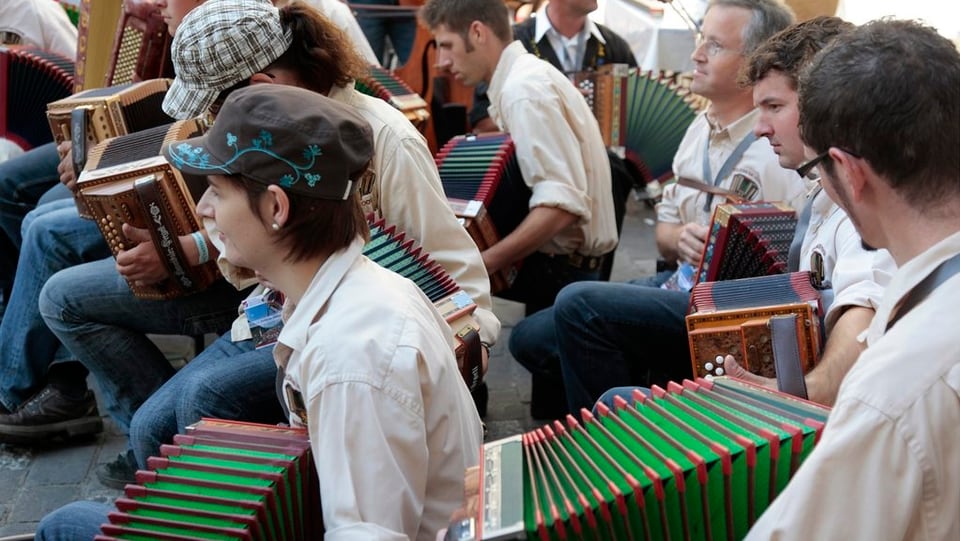 Oergeler des Volksmusikvereins Ennetmoos spielen am Eidg. Volksmusikfest in Chur