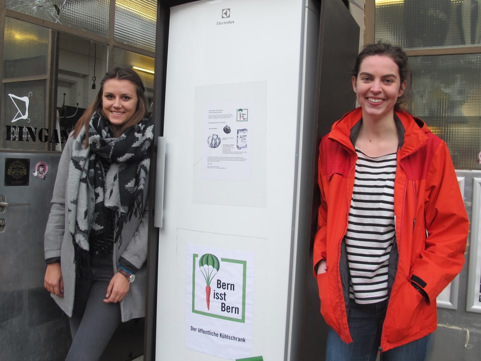 Jana Huwyler und Nina Fassbind: Zwei der vier Initiantinnen der öffentlichen Kühlschränke in Bern