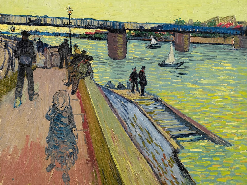 Bild, das vom Ufer aus den Blick auf einen Fluss und eine Brücke gibt. Am Ufer stehen Menschen, im Vordergrund ein schemenhaft gemaltes Kind. 