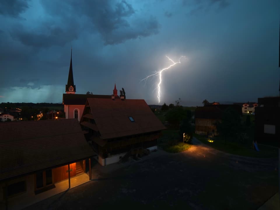 Blitz erleuchtet das Dorfzentrum von Ballwil 