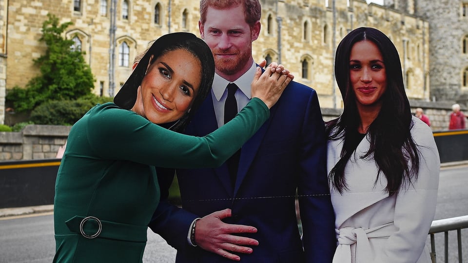 Stehen im Moment noch als Pappfiguren vor dem Buckingham Palast; am 19. Mai bezeugen die echte Meghan und Prinz Harry vor dem Traualtar ihre Liebe.
