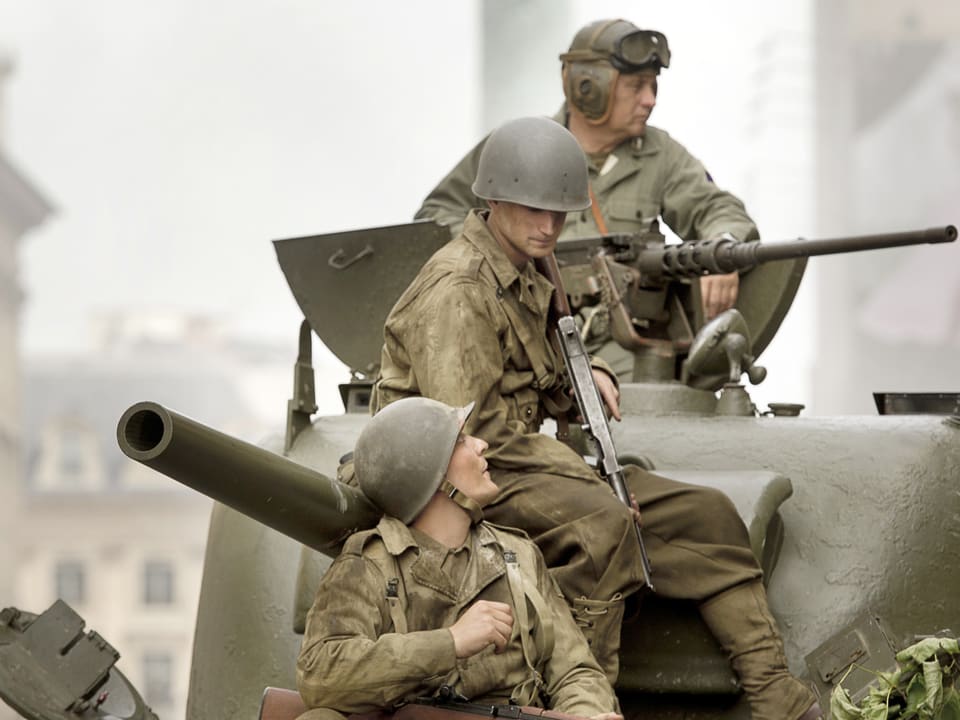 Soldaten auf einem Panzer sitzend.