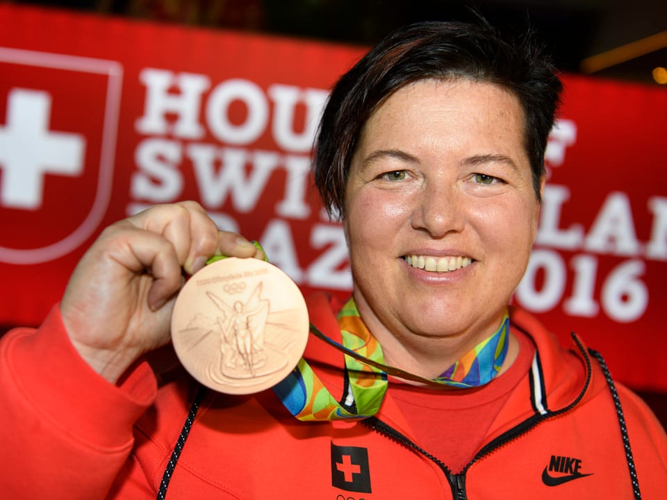 Heidi Diethelm-Gerber posiert mit der Olympia-Bronzemedaille.