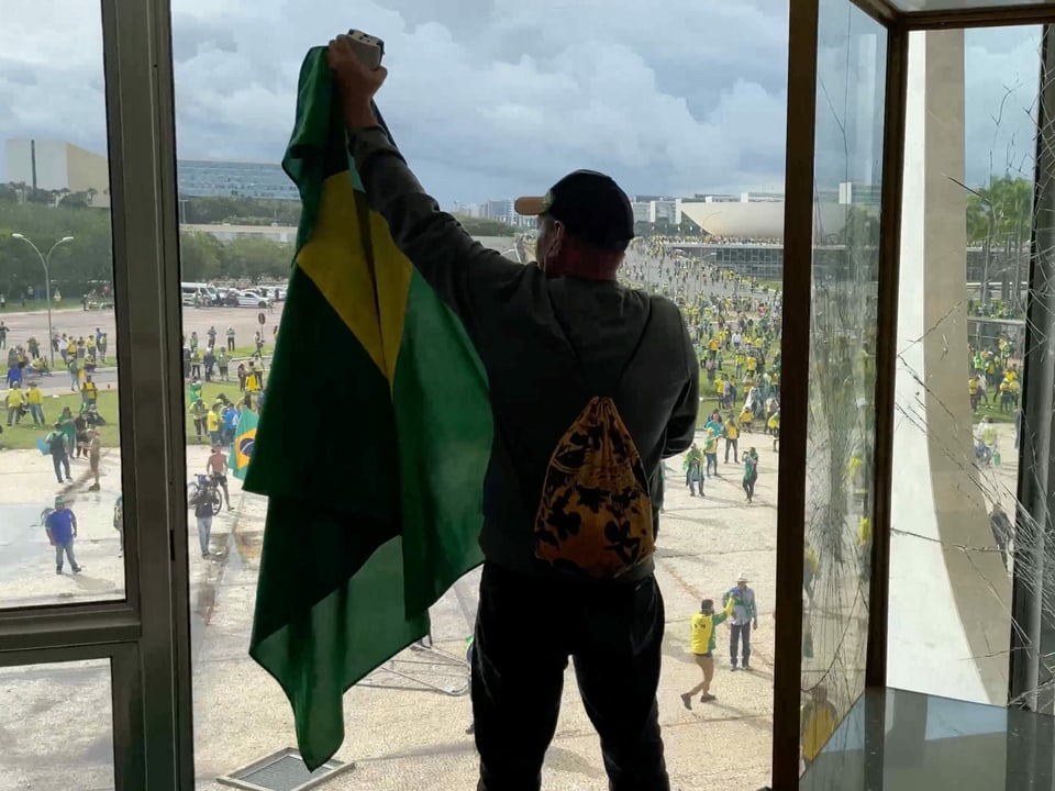 Tausende Anhängerinnen und Anhänger des ehemaligen Präsidenten Jair Bolsonaro haben beim Sturm auf das Regierungsgebäude mitgemacht.