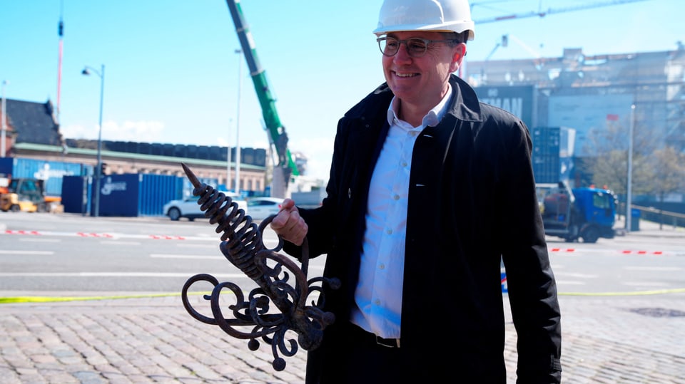 Brian Mikkelsen, der Chef der Handelskammer, hält die Spitze der historischen Börse in Kopenhagen.