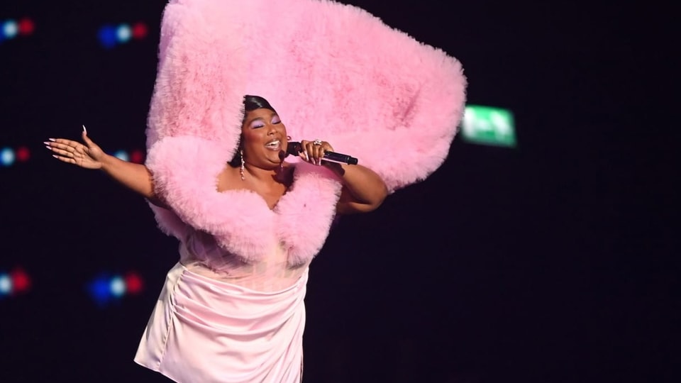 Lizzo auf der Bühne.