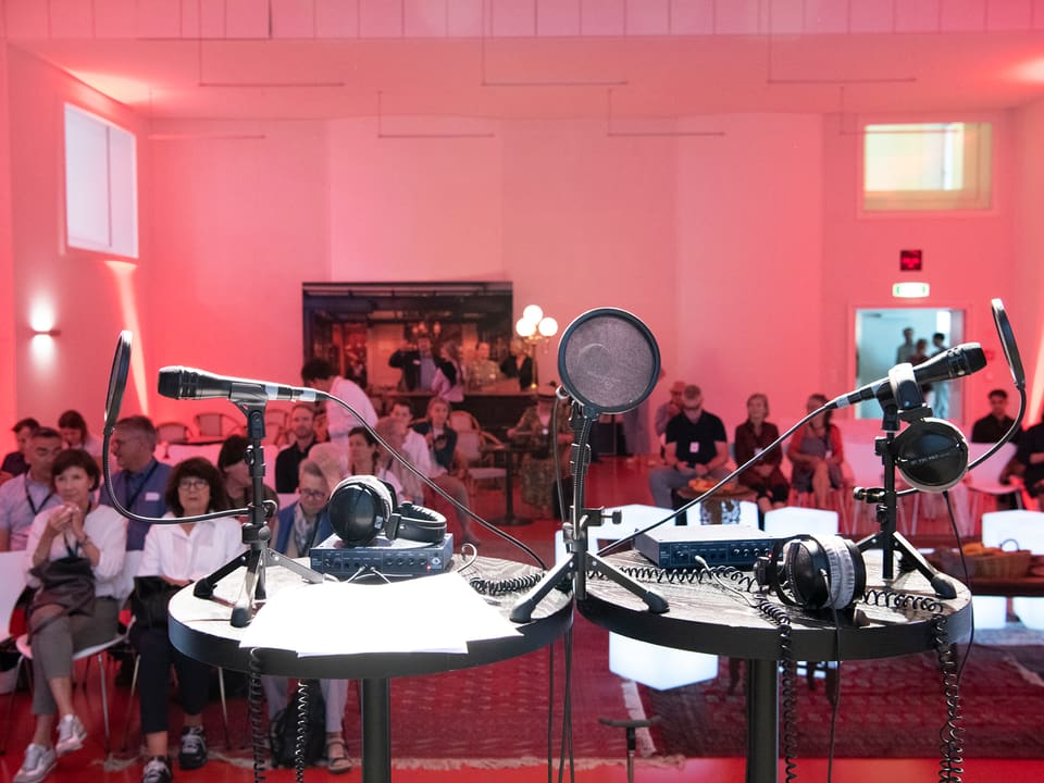 Beim «Korrespondt:innentag» schauen die Gäste bei der Podcast-Produktion von «#SRFglobal» zu.