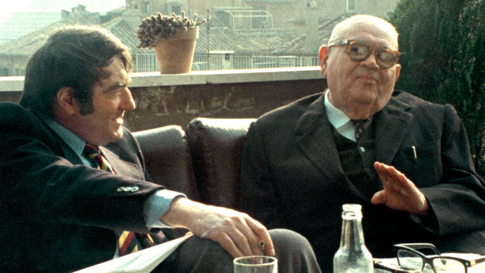 Claude Lanzmann beim Interview mit Benjamin Murmelstein auf einem Balkon. 