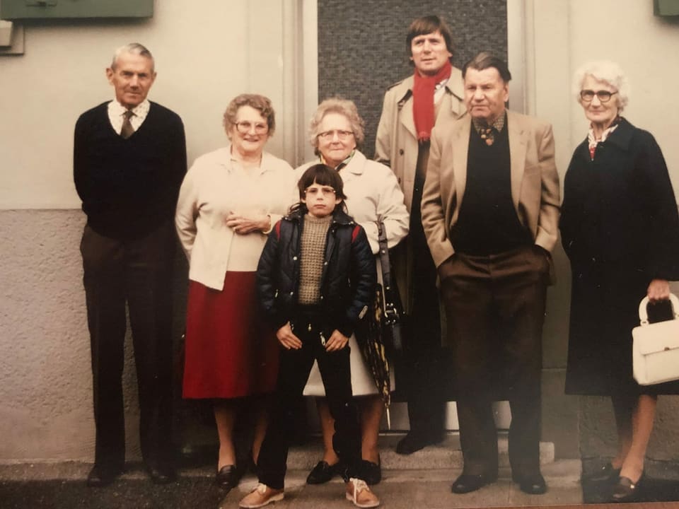 Familienfoto mit jungen und älteren Menschen.