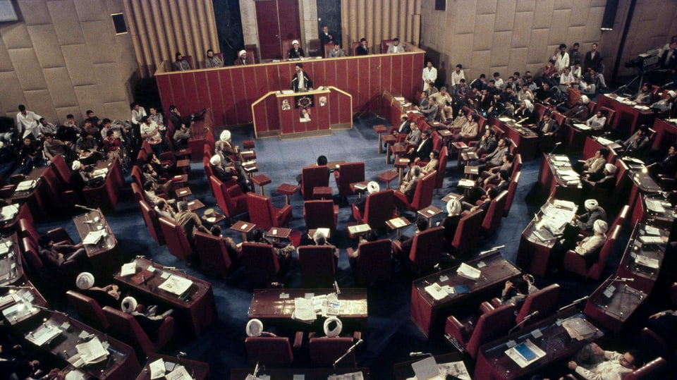 1981 wurde Revolutionsführer Chomeini vom Majlis, dem iranischen Parlament, vereidigt. 