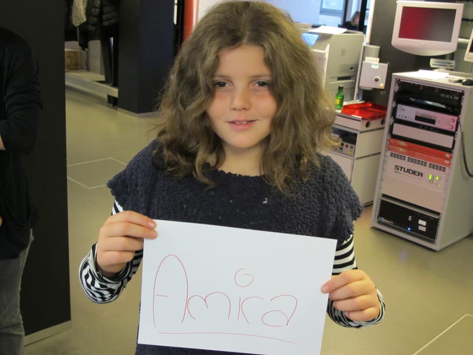 Zehnjähriges Mädchen mit Namensschild. 