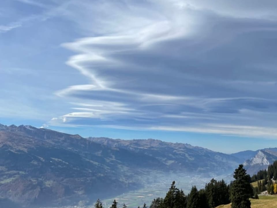 Wellenförmige Wolken