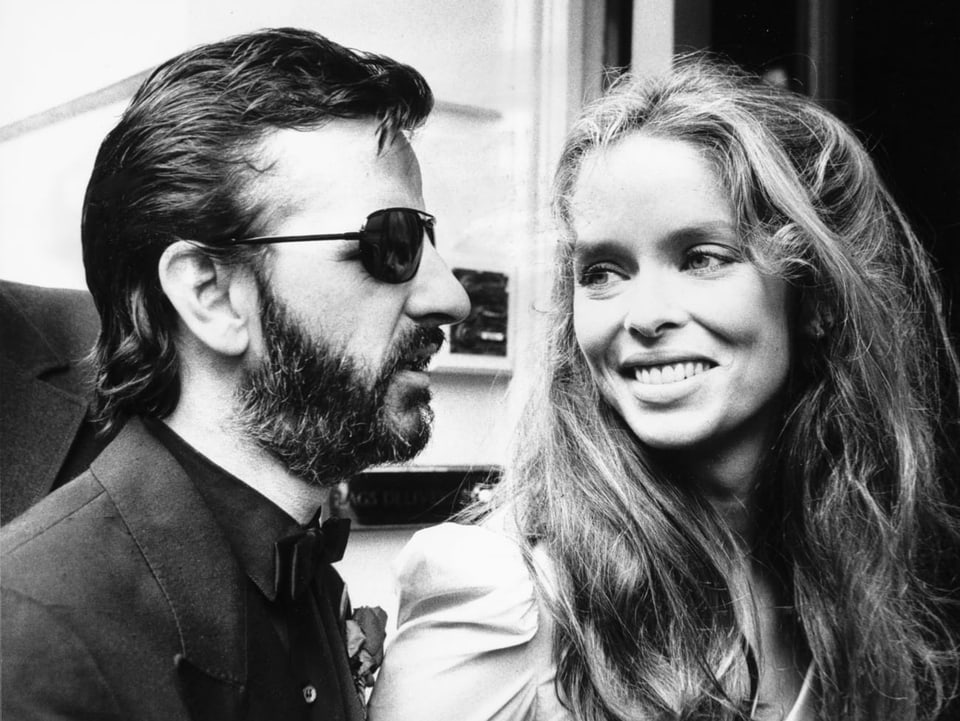 Bild von Ringo und Barbara. Sie lächelt ihn an. Ihn sieht man nur von der Seite.