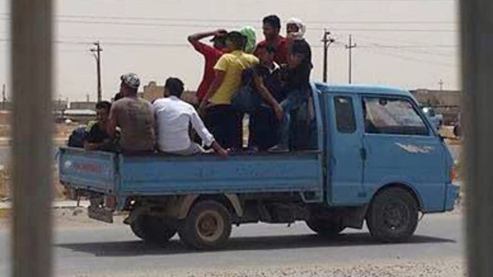 Studenten werden auf einem Pickup-Wagen weggebracht