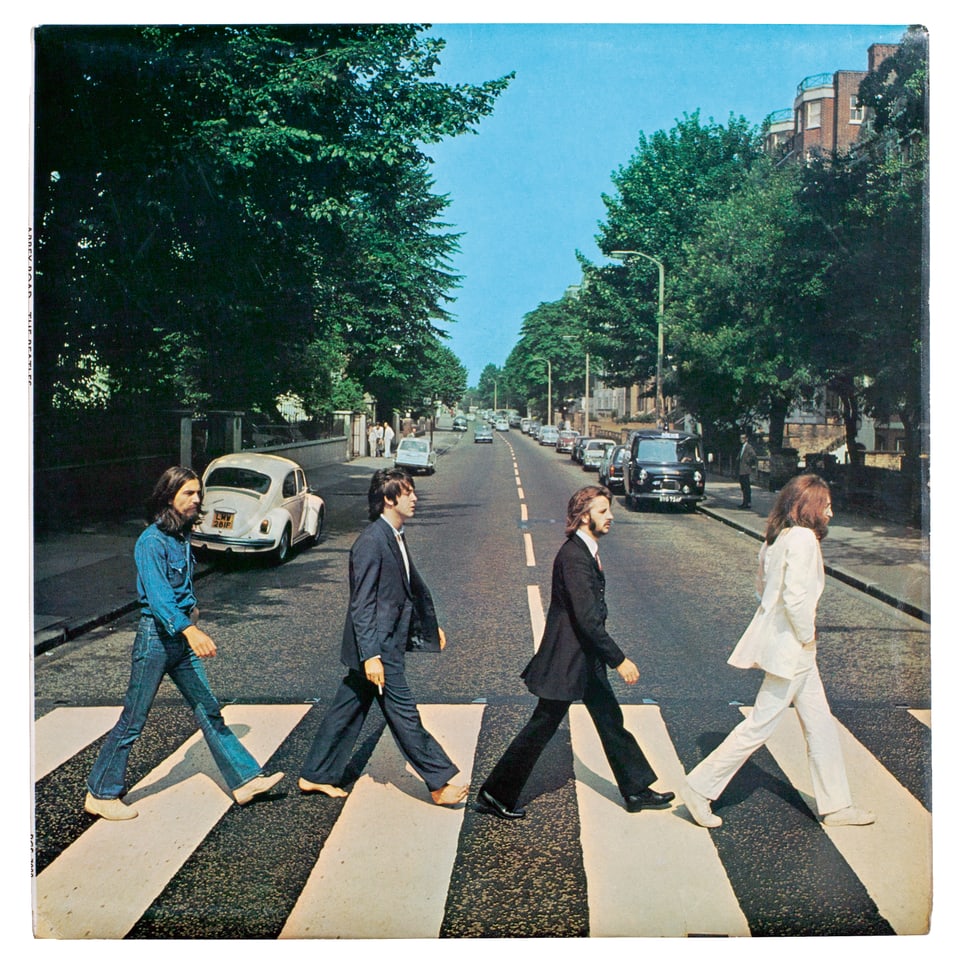 Die Beatles gehen über einen Zebra-Streifen. Es ist das Cover von «Abbey Road».