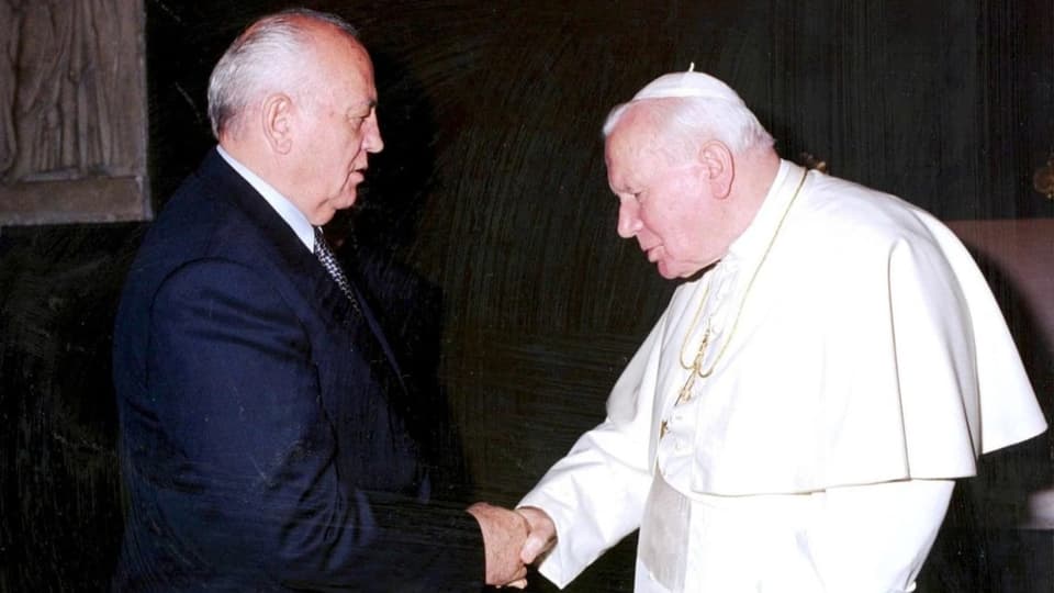 Gorbatschow schüttelt dem Papst die Hand.