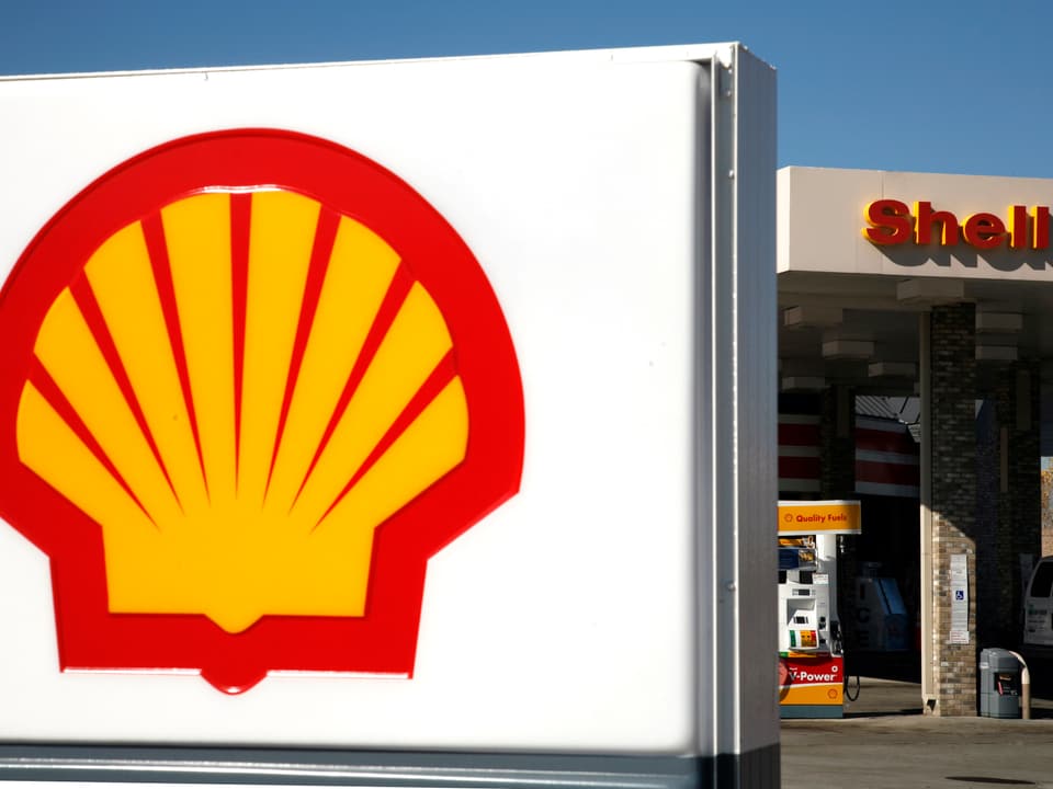 Das Logo von Shell, die Jakobsmuschel, an einer Tankstelle.