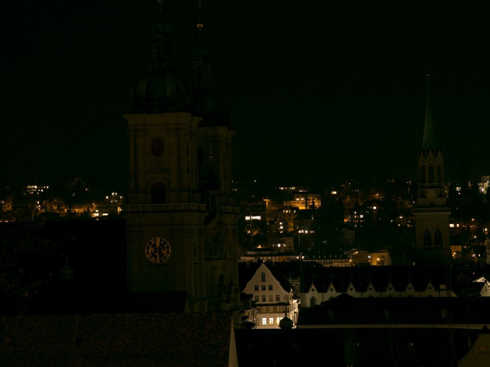 Die Stadt St. Gallen in der Nacht. Ohne Beleuchtung der Krichen.