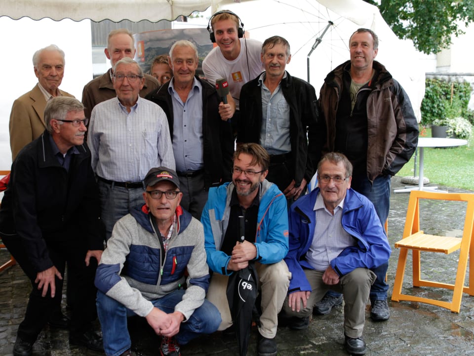 Gruppenbild Reto Scherrer mit zehn Männer namens Arnold.