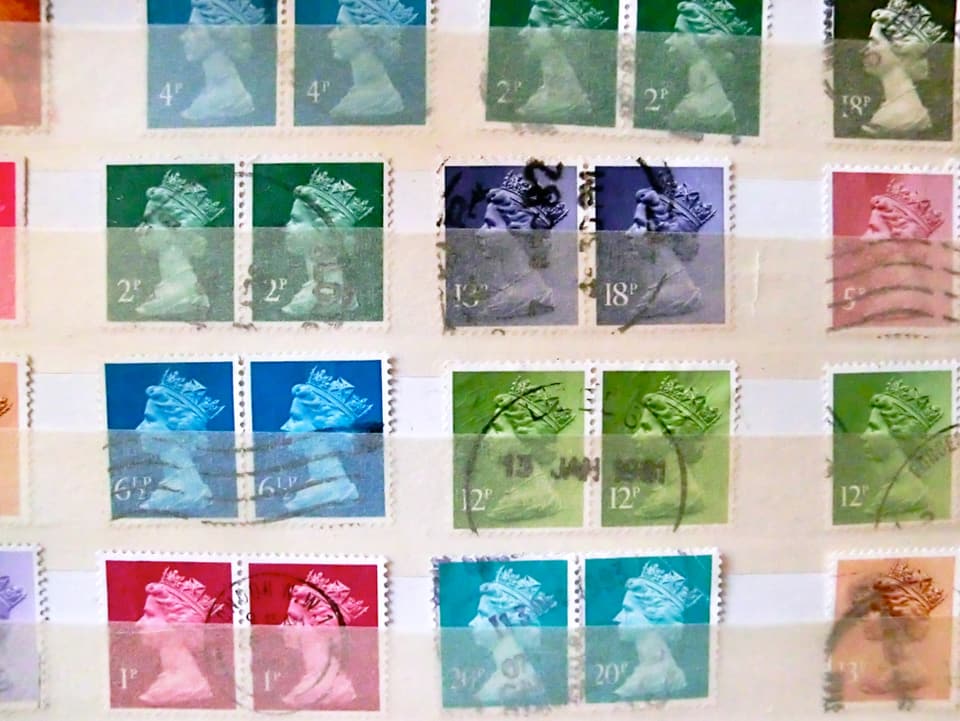 Bunte Briefmarken in einem Sammlerheft.