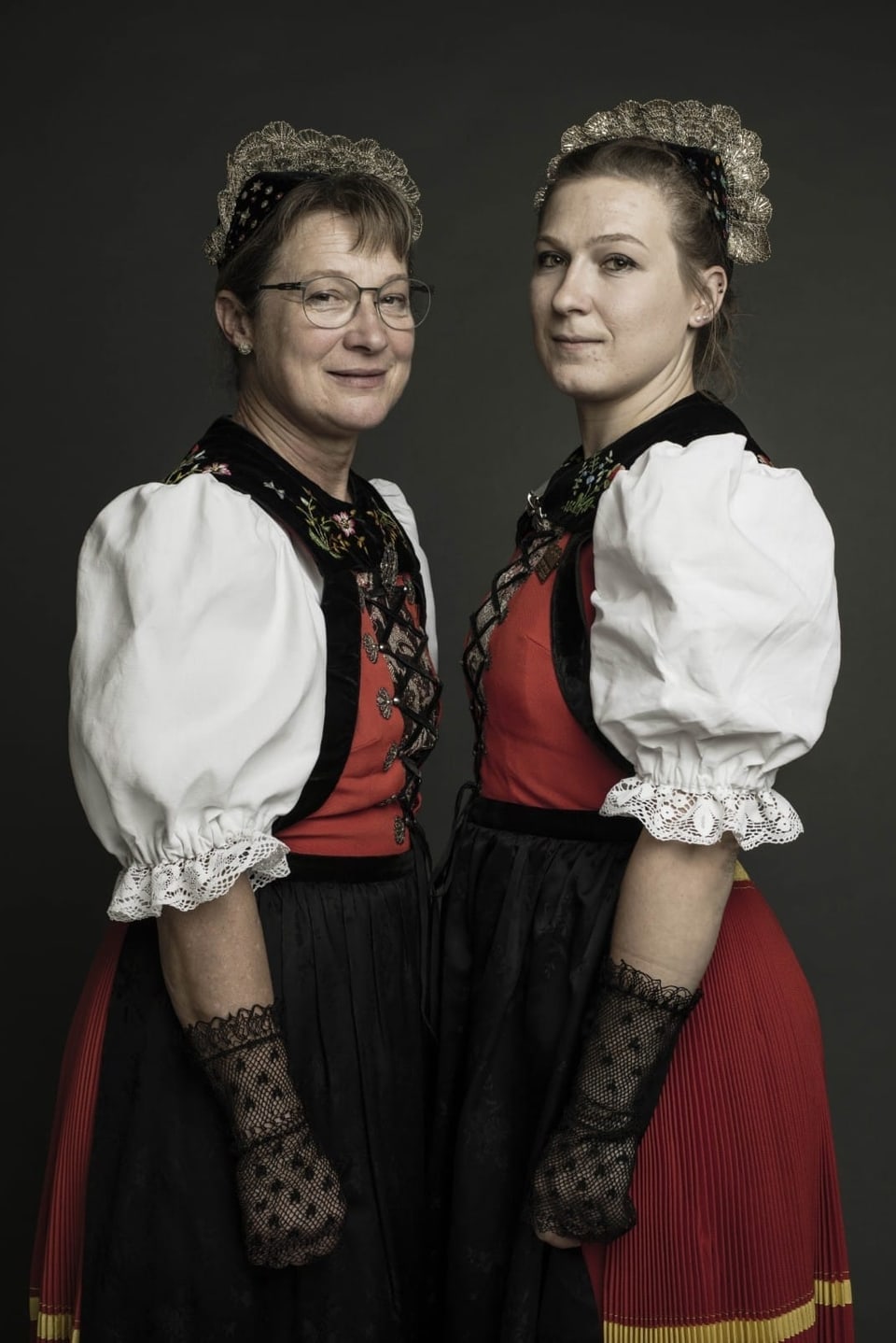 Zwei Frauen mit rot/weiss Trachten